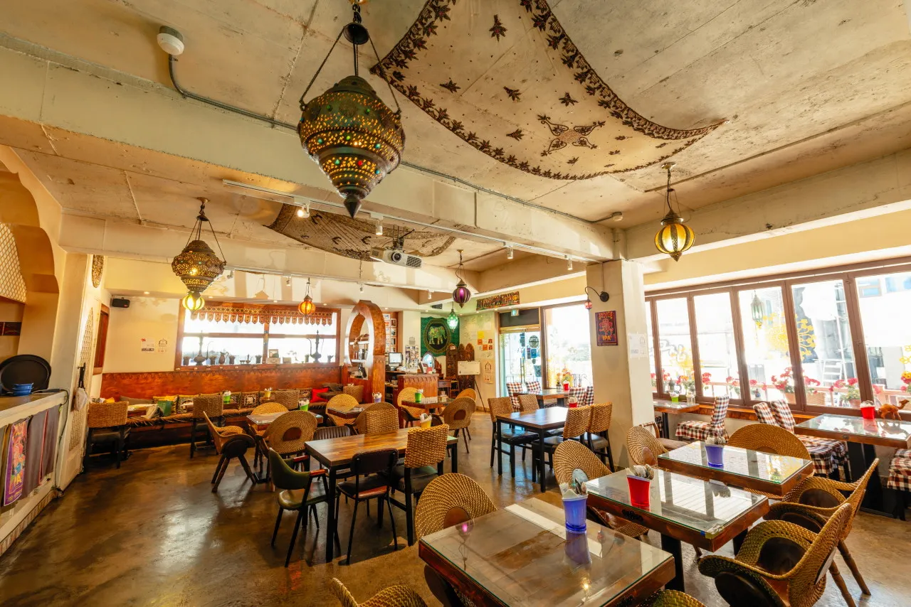 Luna Asia — interior