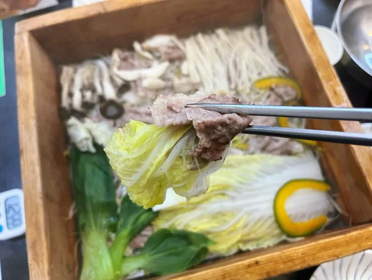 Pyeonpyeonjib — signature dish: Pyeonbaek Jjim (Cypress-Steamed Platter) and Shabu-Shabu