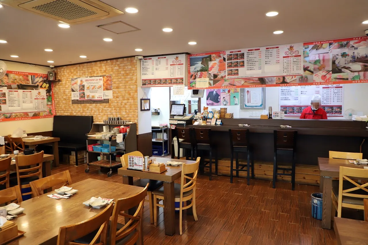 Yeowoogol Sushi — interior